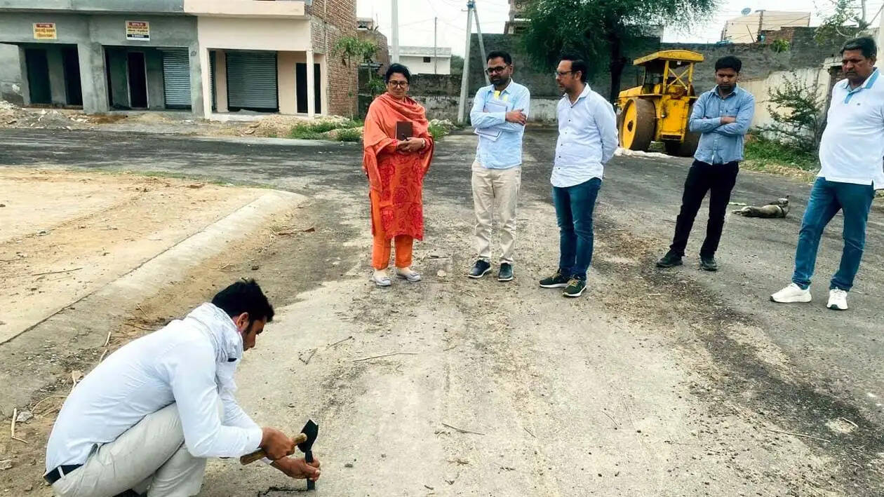 हिसार : सीएम फ्लाइंग टीम ने बालसमंद सब अनाज मंडी में निर्माण कार्यों की जांच की