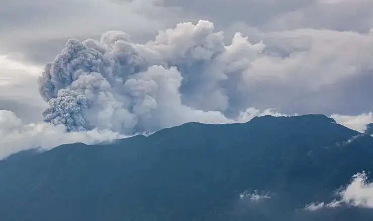 इंडोनेशिया में ज्वालामुखी फटा, 11 पर्वतारोहियों की मौत