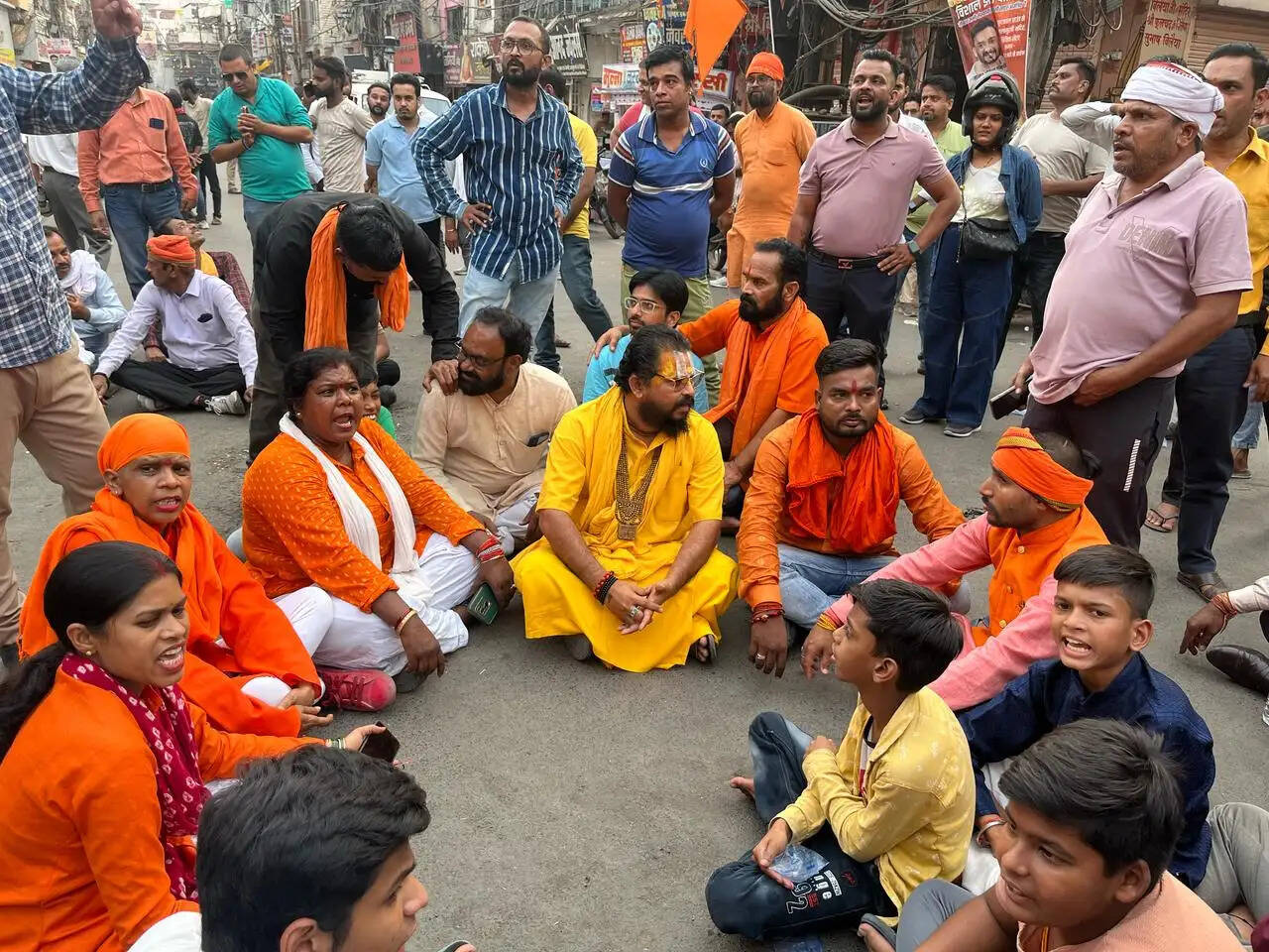 जबलपुर : मां धूमावती पीठ बूढ़ी खेरमाई माता पर आपत्तिजनक टिप्पणी से फैला रोष, हिंदू संगठनों ने दिया धरना