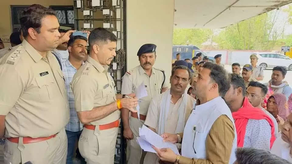 मंदसौर: लवजिहाद की घटना को लेकर पुलिस अधीक्षक को कार्यवाही के लिए दिया ज्ञापन