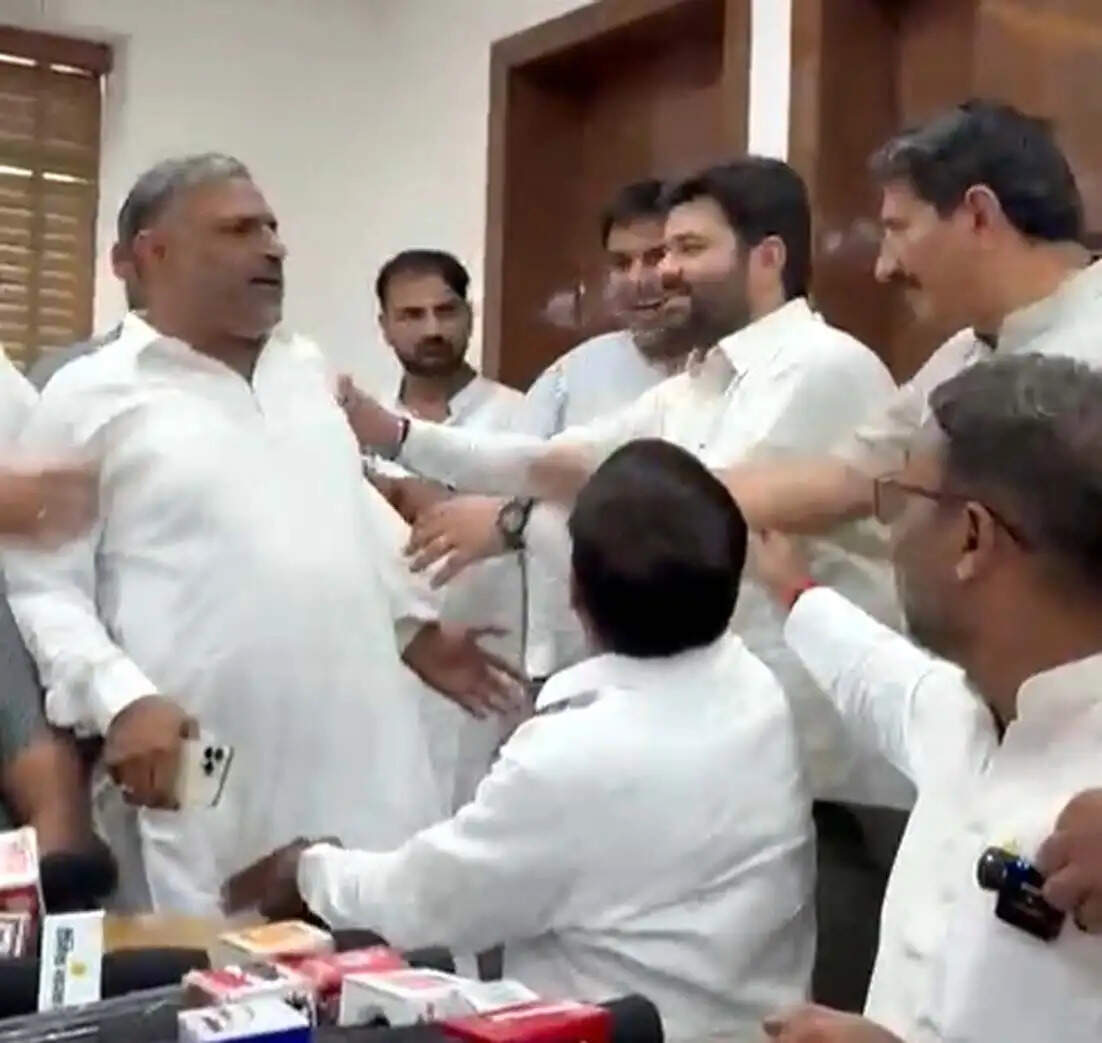 हांसी में कांग्रेस की बैठक में कुर्सियों के लिए घमासान, ऑब्जर्वरों के सामने ही भिड़े कार्यकर्ता