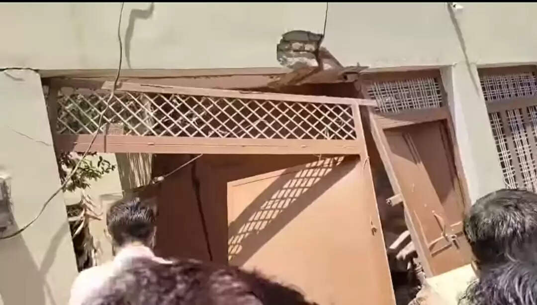 शिवपुरी के पिछोर में आसमान से गिरी वस्तु से मकान के दो कमरे गिरे, आठ फीट गहरा गड्ढा हुआ