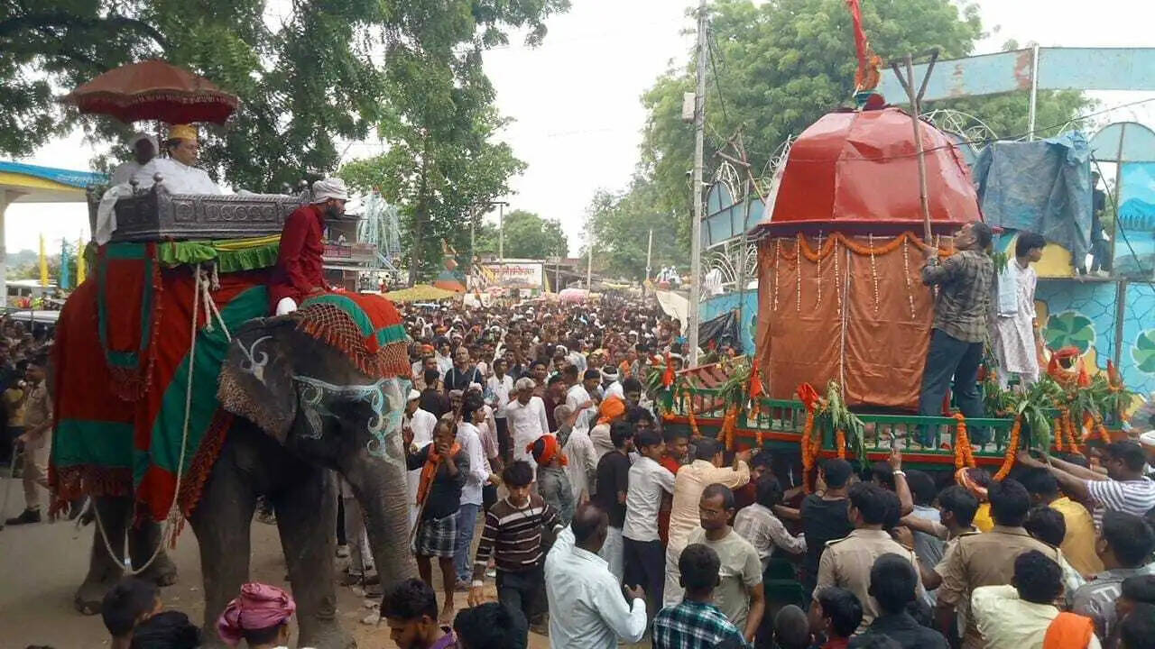 वाराणसी: विश्वप्रसिद्ध रथयात्रा मेले में भगवान जगन्नाथ का दर्शन कर श्रद्धालु आह्लादित