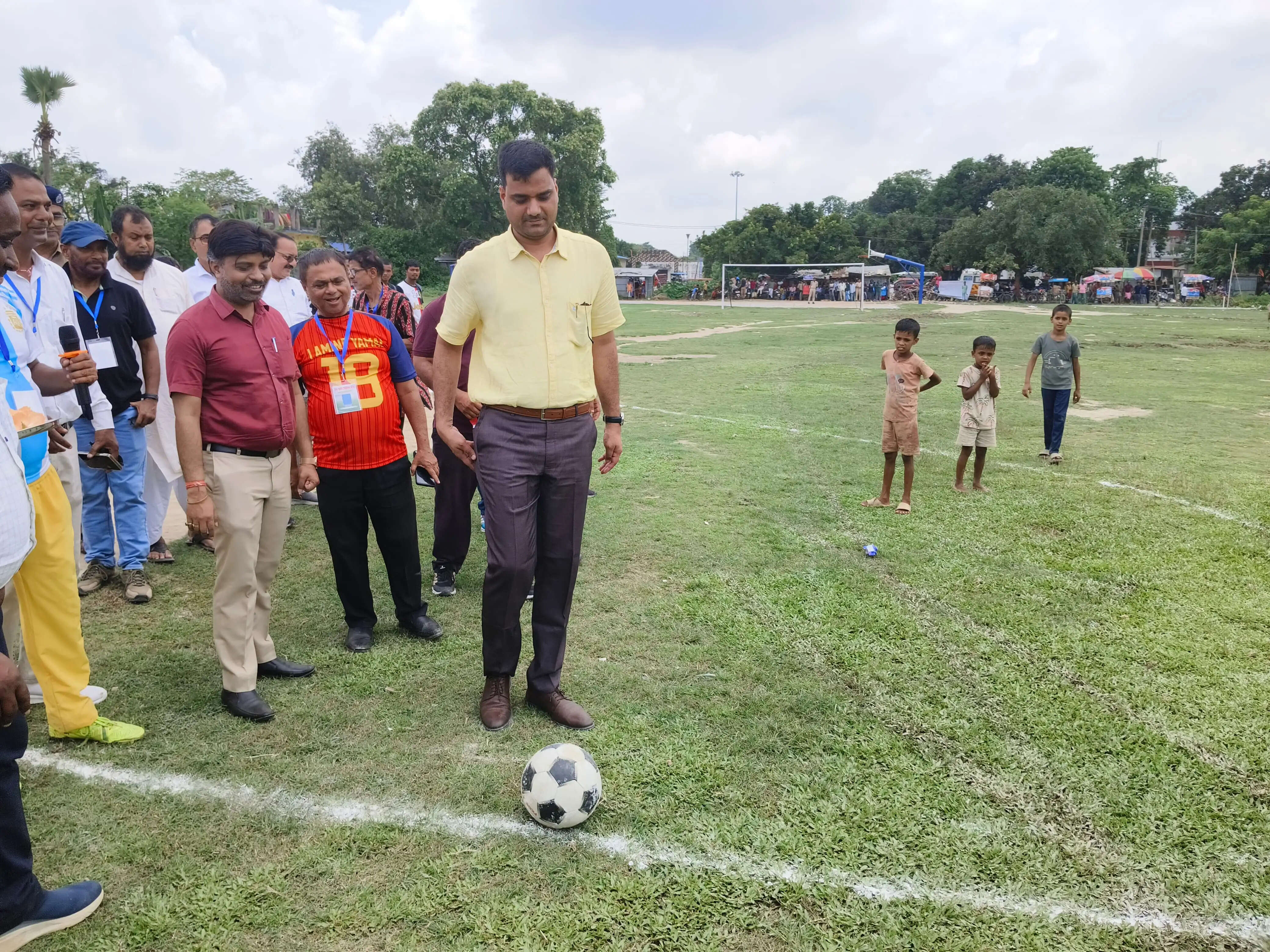 आजमनगर में जिला स्तरीय फुटबॉल प्रतियोगिता का किया उद्घाटन
