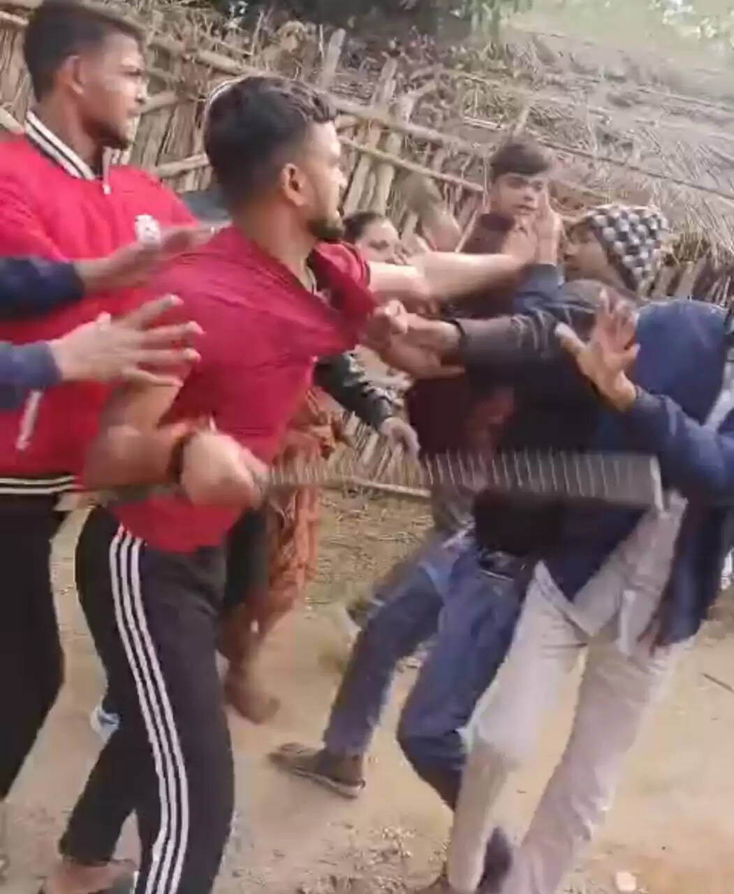 नल के पाइप को लेकर दो पक्षों में भिड़ंत, चार लोग घायल