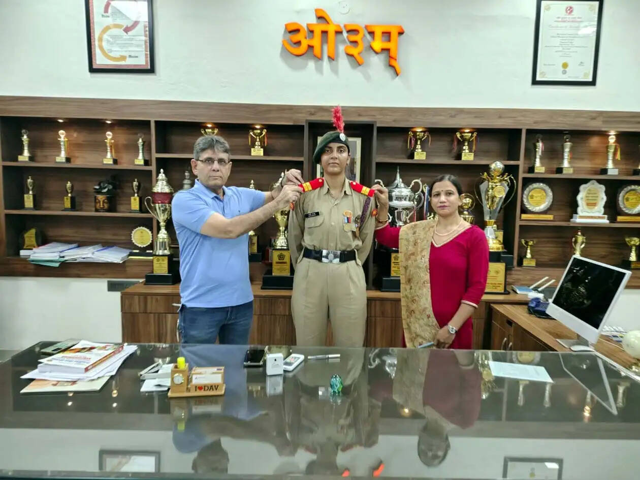 हिसार : एनसीसी कैडेट्स ने पोस्टर व नारों से दिया महिला सशक्तिकरण का संदेश