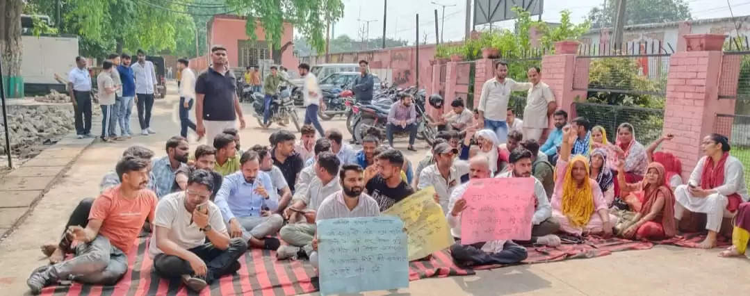 वेतन बृद्धि की मांग को लेकर स्वास्थ्य कर्मियों ने काम बंद कर दिया धरना