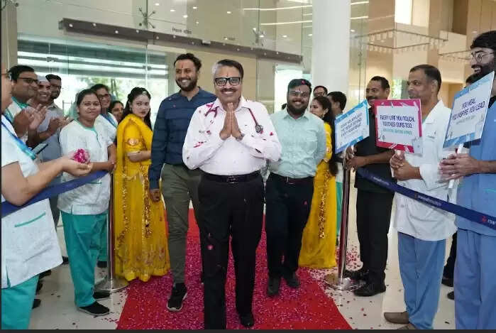 डॉक्टर्स डे पर स्वागत के लिए रेड कार्पेट और पुष्प वर्षा