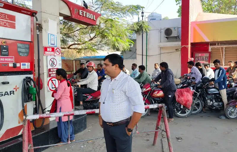 इंदौर संभाग में पेट्रोल-डीजल की पर्याप्त उपलब्धता, अफवाहों पर ध्यान न दें: संभागायुक्त डॉ. सुदाम खाड़े