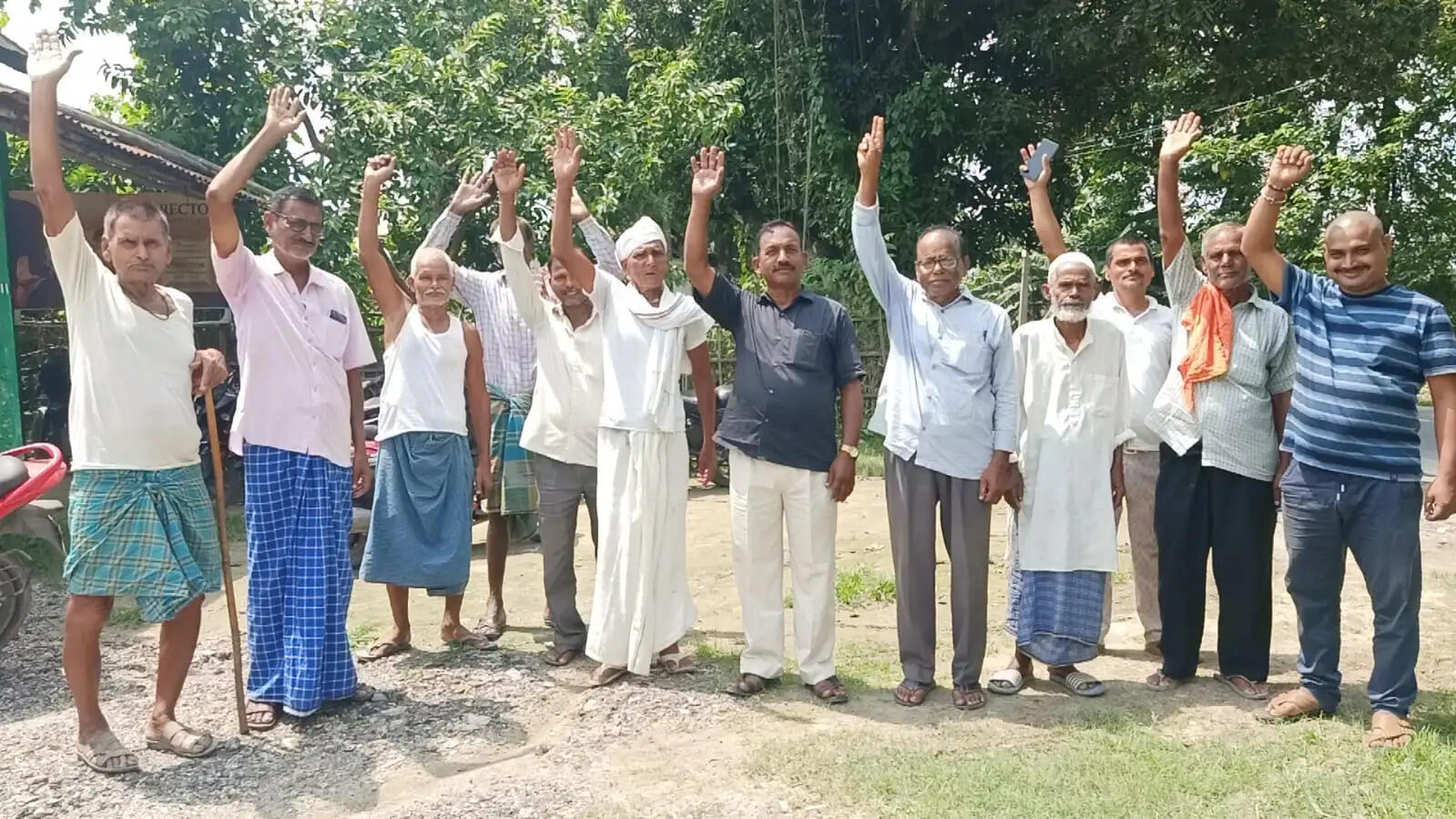 नगर परिषद के गंदे पानी का मार किसानों की खेती पर,स्थायी समाधान के लिए डीएम से लगायेंगे गुहार