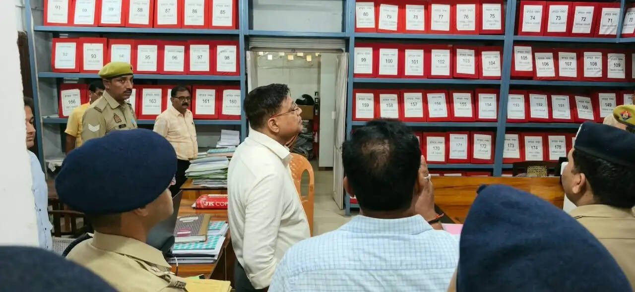 छह माह पुराने लंबित मामलों का तत्काल निस्तारण करें : एडीजी