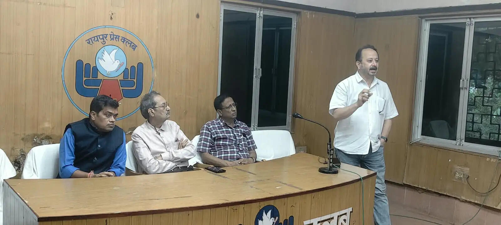 रायपुर प्रेस क्लब में आकाशवाणी उपनिदेशक स्व. विकल्प शुक्ला को भावभीनी श्रद्धांजलि, पत्रकारों ने साझा किए आत्मीय स्मृतियां