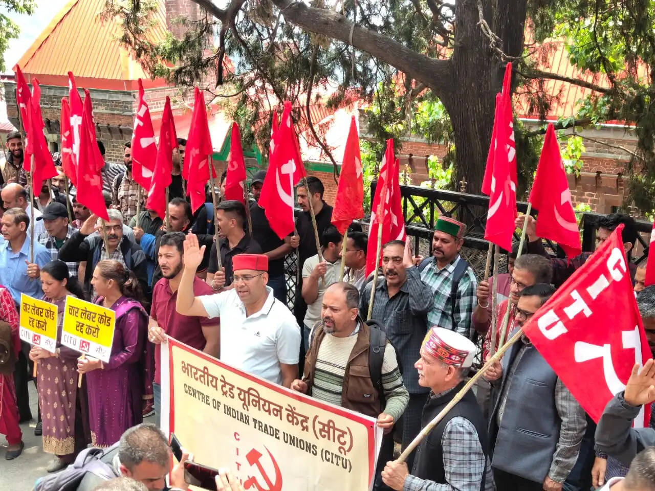 शिमला में चार लेबर कोड के खिलाफ सीटू का प्रदर्शन, प्रतियां जलाईं