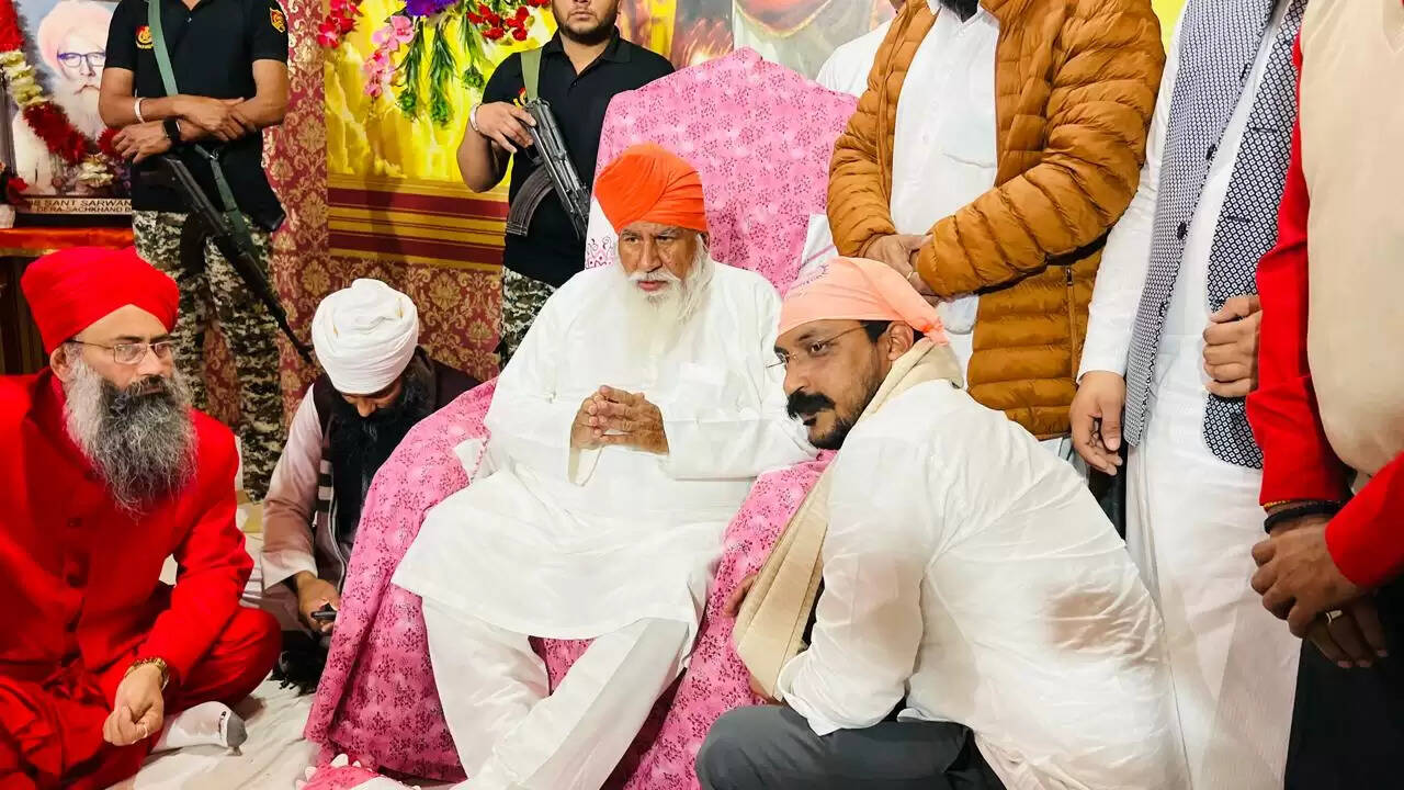 भीम आर्मी मुखिया चंद्रशेखर ने संत रविदास मंदिर में टेका मत्था,&nbsp;संतों से लिया&nbsp;आशीर्वाद