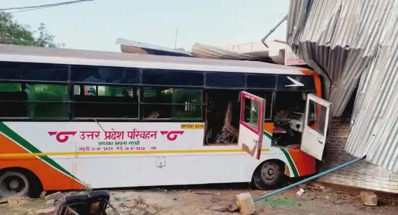 अनियंत्रित रोडवेज़ बस दुकान में घुसी, लेखपाल भर्ती परीक्षा देने जा रहे अभ्यर्थी घायल