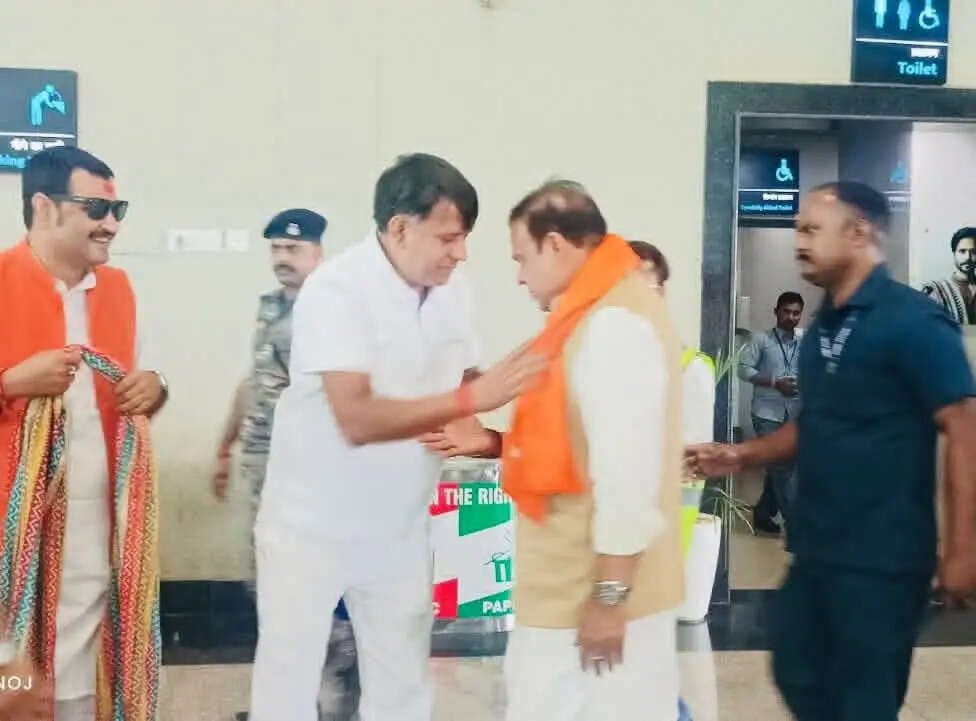 असम के मुख्यमंत्री डॉ.हिमंत बिस्व सरमा पहुंचे बाबा नगरी देवघर, बाबा बैद्यनाथ का किया दर्शन-पूजन