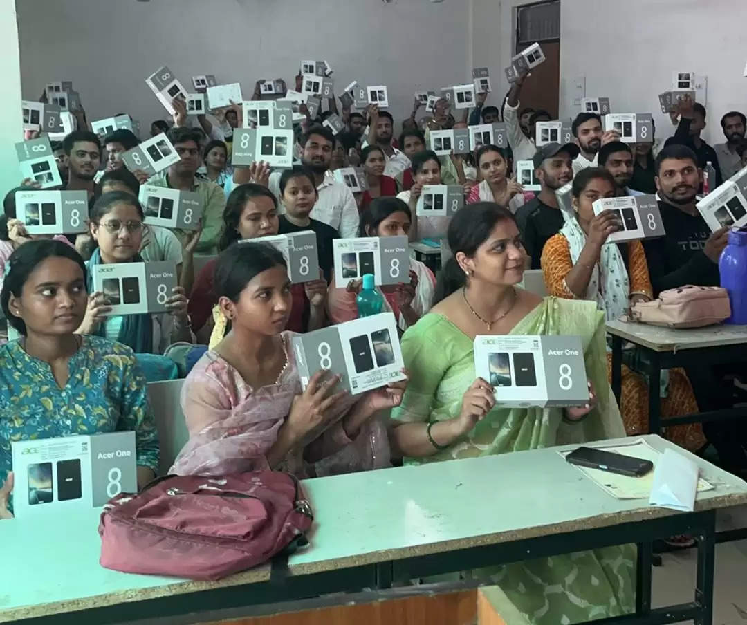 काशी विद्यापीठ गंगापुर परिसर में छात्र-छात्राओं के बीच टेबलेट एवं स्मार्टफोन वितरित