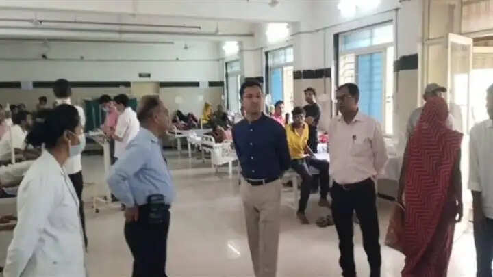 अशोकनगरः कलेक्टर ने किया जिला चिकित्‍सालय का निरीक्षण, कहा-मरीजों को मिलें बेहतर स्‍वास्‍थ सुविधाएं