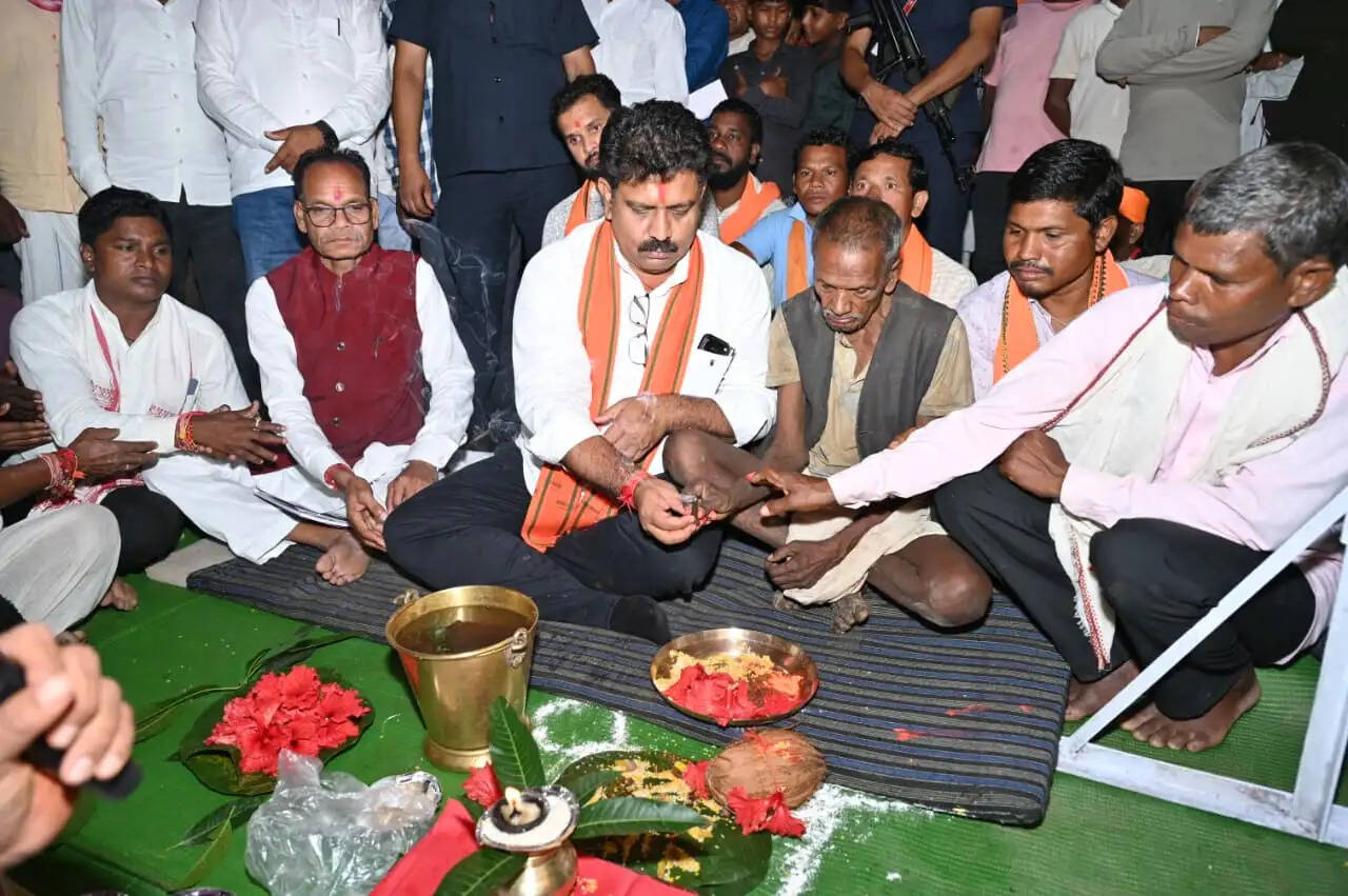 उप मुख्यमंत्री&nbsp;विजय शर्मा ने मुड़घुसरी में 1.48 करोड़ रुपये के तीन सड़क का किया भूमिपूजन