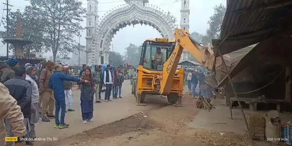 जनपद में शुक्रवार को गरजा प्रशासन का बुलडोजर