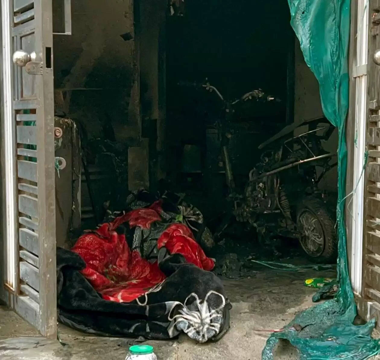 हांसी में इलेक्ट्रिक स्कूटी बैटरी ब्लास्ट : पति की मौत, पत्नी व दो बच्चे गंभीर रूप से झुलसे