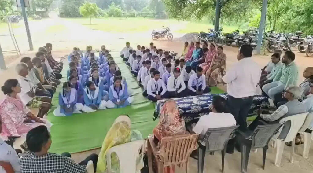 छग: बालोद जिले के ग्रामीणों की अनोखी पहल, पढ़ाई में सुधार के लिए बच्चों को शाम को बाहर घूमने पर लगाई पाबंदी