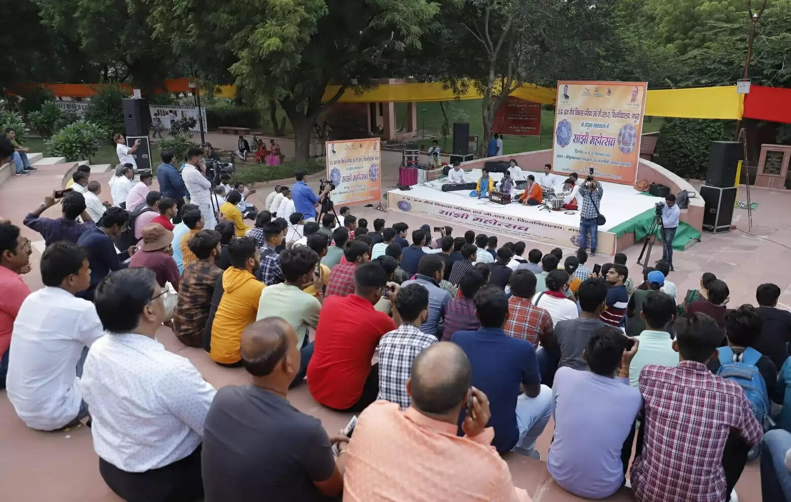 रसखान समाधि पर सांझी महोत्सव दूसरे दिन हुआ आकर्षक सांझियों का चित्रण, बनी ठनी नाट्य लीला का हुआ मंचन