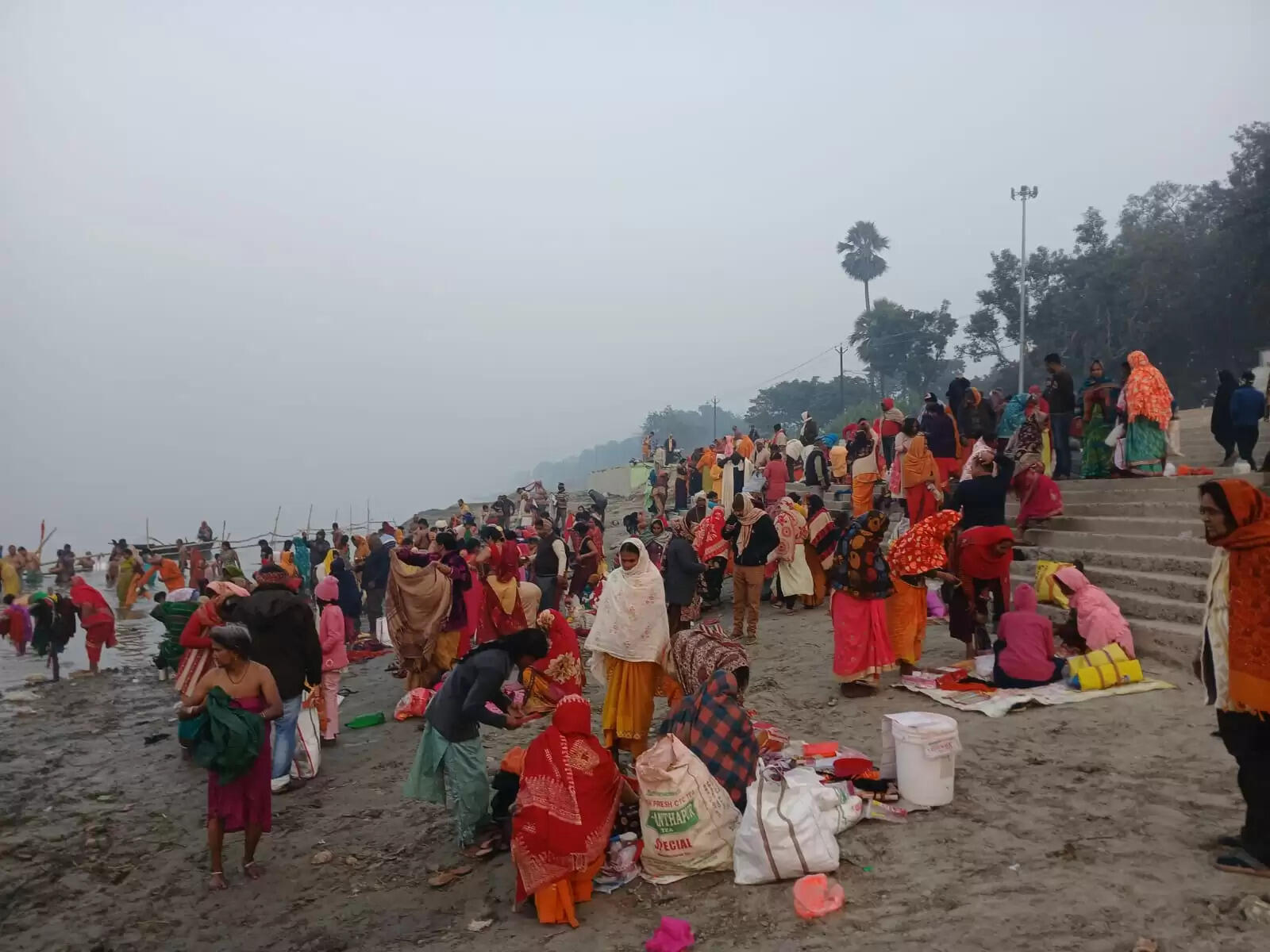 सारण के सरयू तटों पर लाखों श्रद्धालुओं ने लगाई आस्था की डुबकी