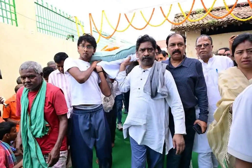माता के पार्थिव शरीर के साथ पैतृक गांव नेमरा पहुंचे मुख्यमंत्री हेमंत सोरेन