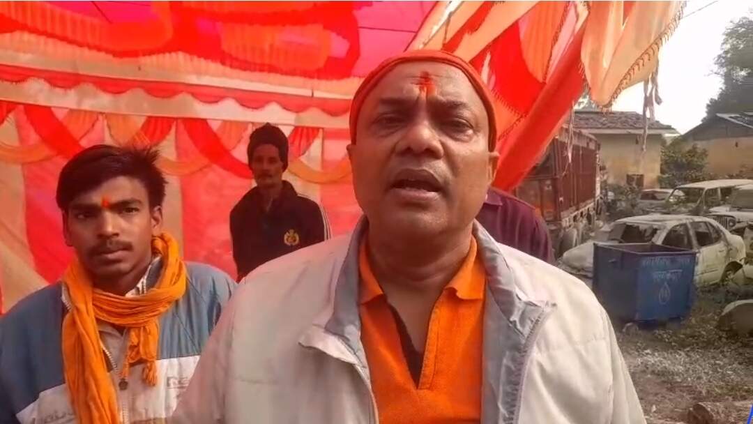 अष्टधातु मूर्ति चोरी के खिलाफ आक्रोशित ग्रामीणों का थाना के पास अनिश्चितकालीन धरना शुरू