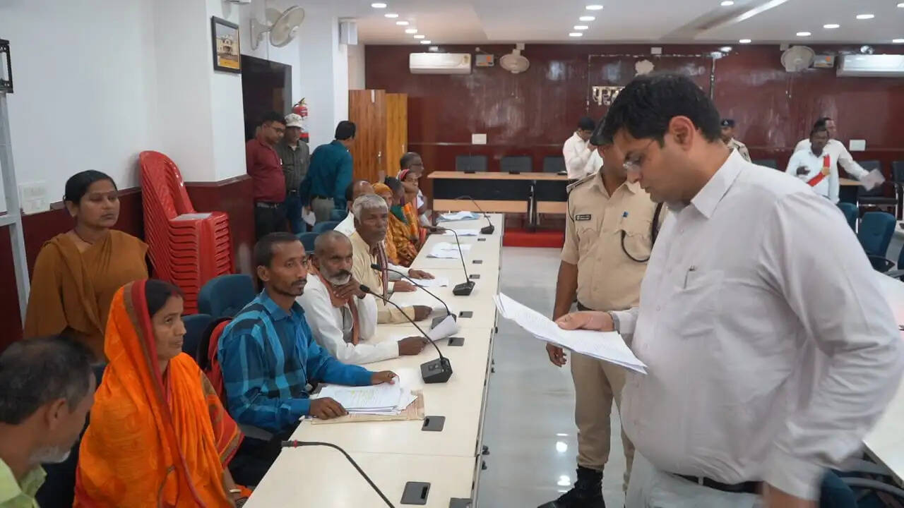 डीएम के जनता दरबार में 57 फरियादियों की फरियाद पर हुई सुनवाई