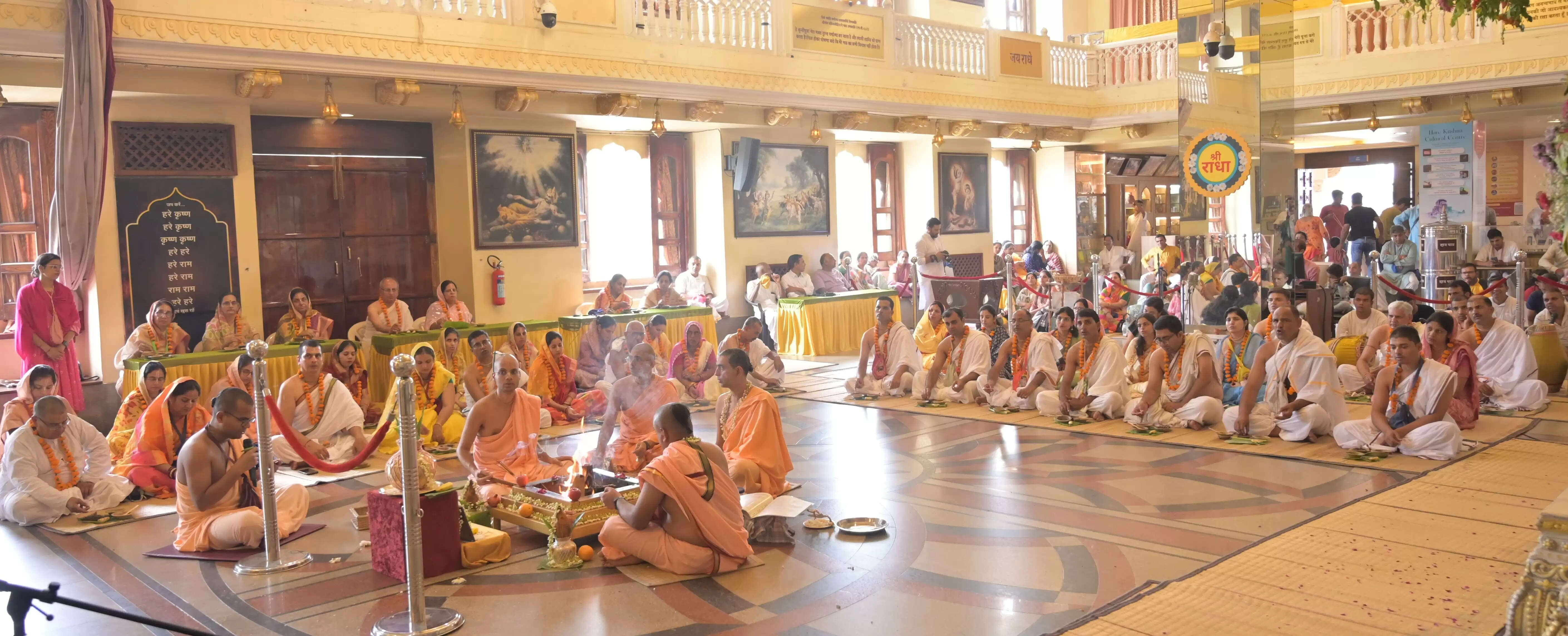 श्री कृष्ण बलराम मंदिर में 42 लोगों ने ली दीक्षा: महिलाएं रही अव्वल, पुरुषों से रही आगे