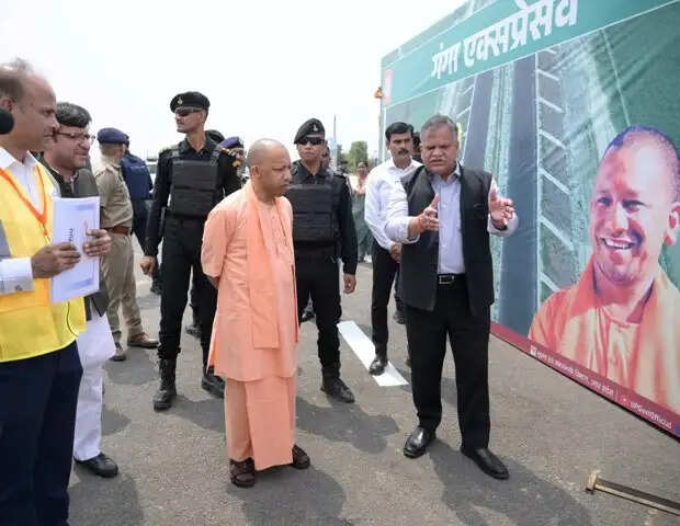 मुख्यमंत्री योगी आदित्यनाथ ने गंगा एक्सप्रेसवे निर्माण कार्यों का किया निरीक्षण