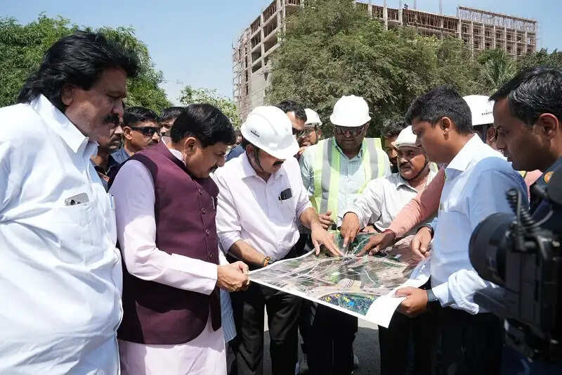 मप्रः मुख्यमंत्री डॉ. यादव ने लोक निर्माण विभाग द्वारा बनाई जा रही सड़क का किया निरीक्षण