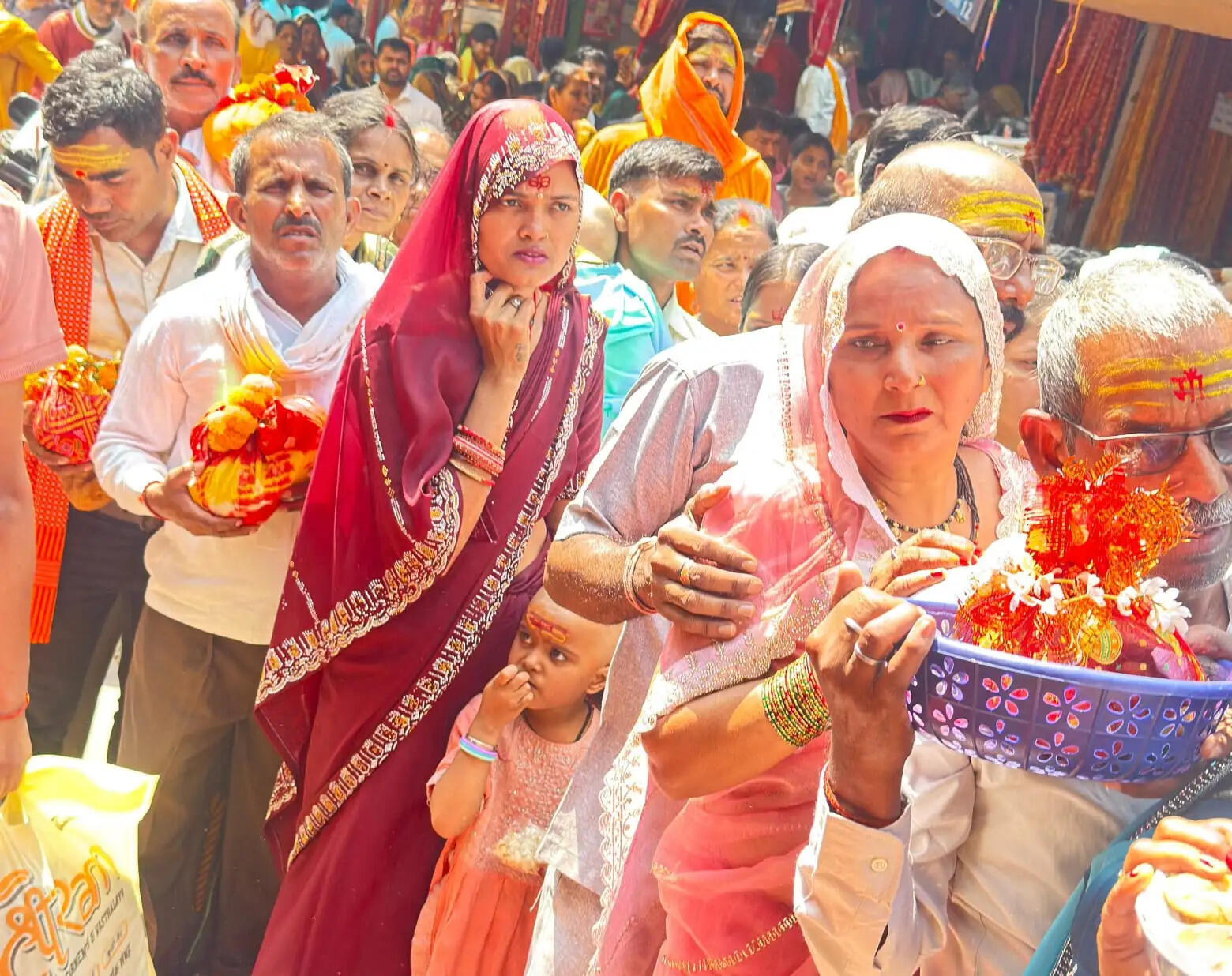बैशाख पूर्णिमा पर विंध्यधाम में उमड़ा आस्था का सैलाब, भीषण गर्मी में डटे रहे श्रद्धालु