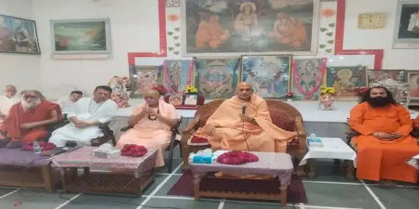 गरीबों की सेवा ही ईश्वर प्राप्ति का मार्ग: स्वामी अवधेशानंद गिरी