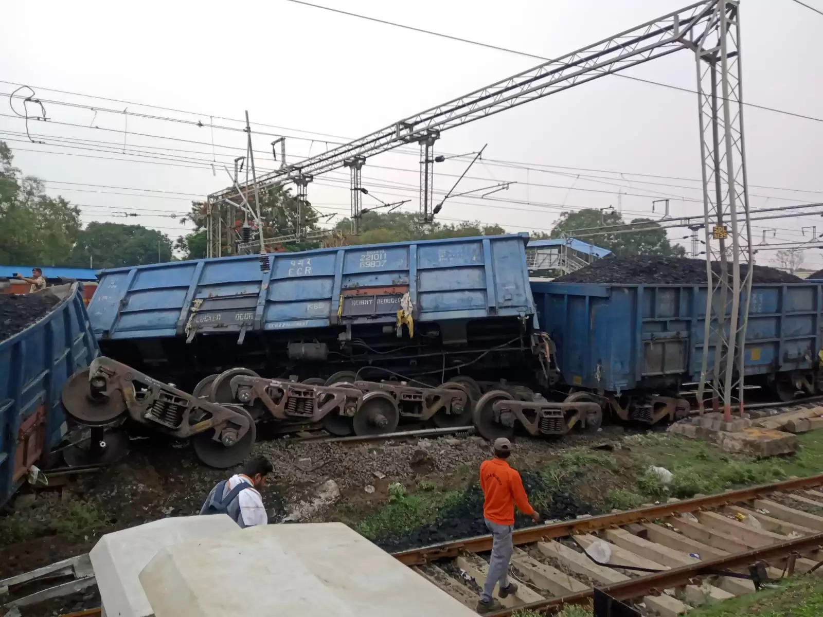 शहडोल स्टेशन यार्ड के पास में पलटे मालगाड़ी के चार डिब्बे, छग से कोयला लेकर राजस्थान जा रही थी