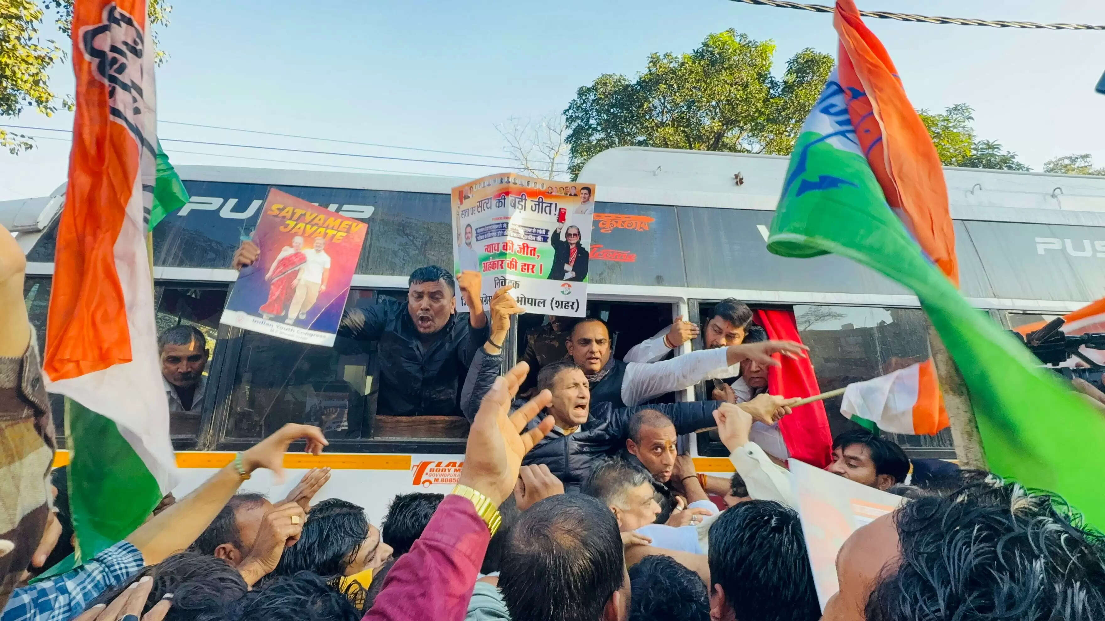 बीजेपी कार्यालय घेरने जा रहे कांग्रेसियों पर पुलिस ने चलाई वाटर कैनन, जीतू पटवारी समेत कई कार्यकर्ता गिरफ्तार