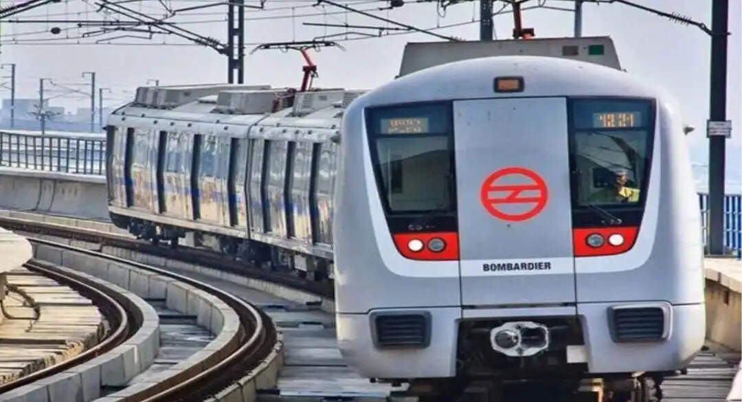 आत्महत्या की नीयत से 22 वर्षीय युवती ने मेट्रो ट्रैक पर लगाई छलांग, अस्पताल में भर्ती