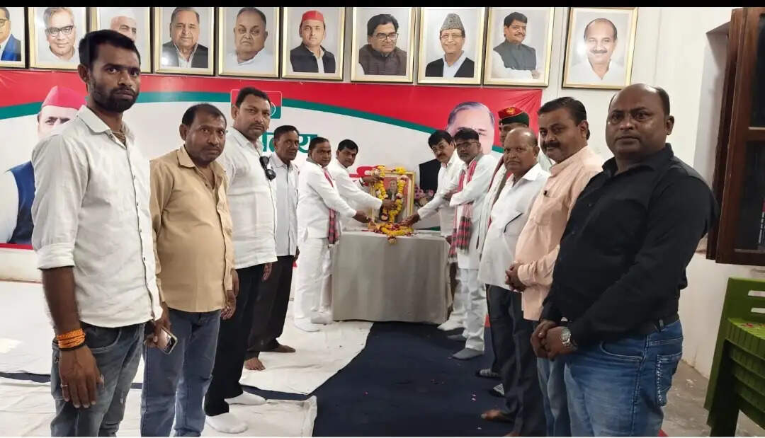 सपा कार्यालय में मनाई गई नेताजी मुलायम सिंह यादव की पुण्यतिथि, जीवन दर्शन पर हुई चर्चा