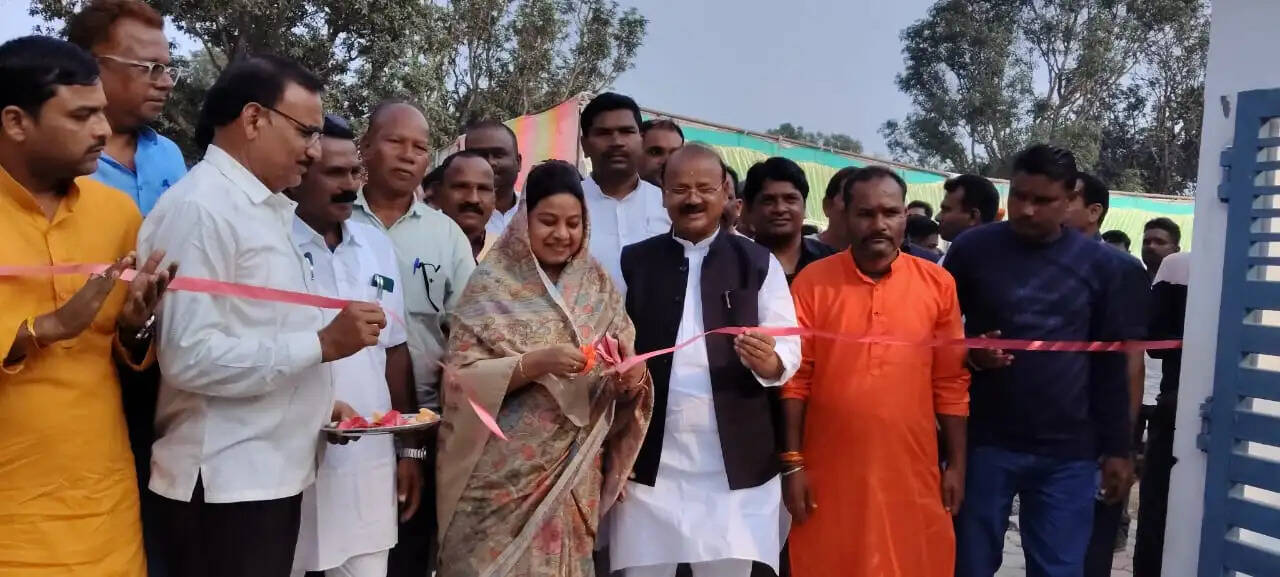 अनूपपुर: राज्यमंत्री जायसवाल एवं सांसद हिमाद्री सिंह ने ग्राम खमरौध में अटल ग्राम सेवा सदन का किया लोकार्पण