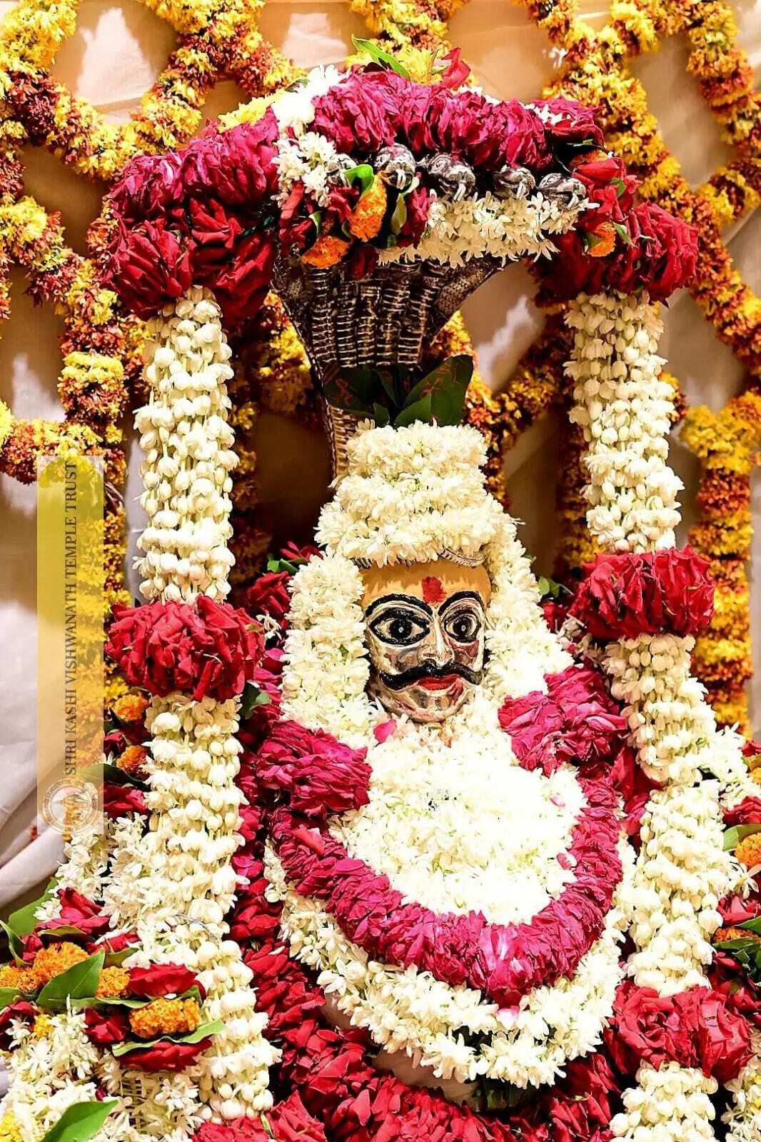 गुरू पूर्णिमा पर श्री काशी विश्वनाथ का दिव्य श्रृंगार,राजसी पोशाक धारण कराई गई