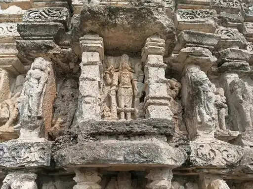 अनूपपुर: ऐतिहासिक धरोहर की अनदेखी: 12वीं सदी के गाज मंदिर बना मयखाना, चारों ओर शराब की बोतलें और गंदगी