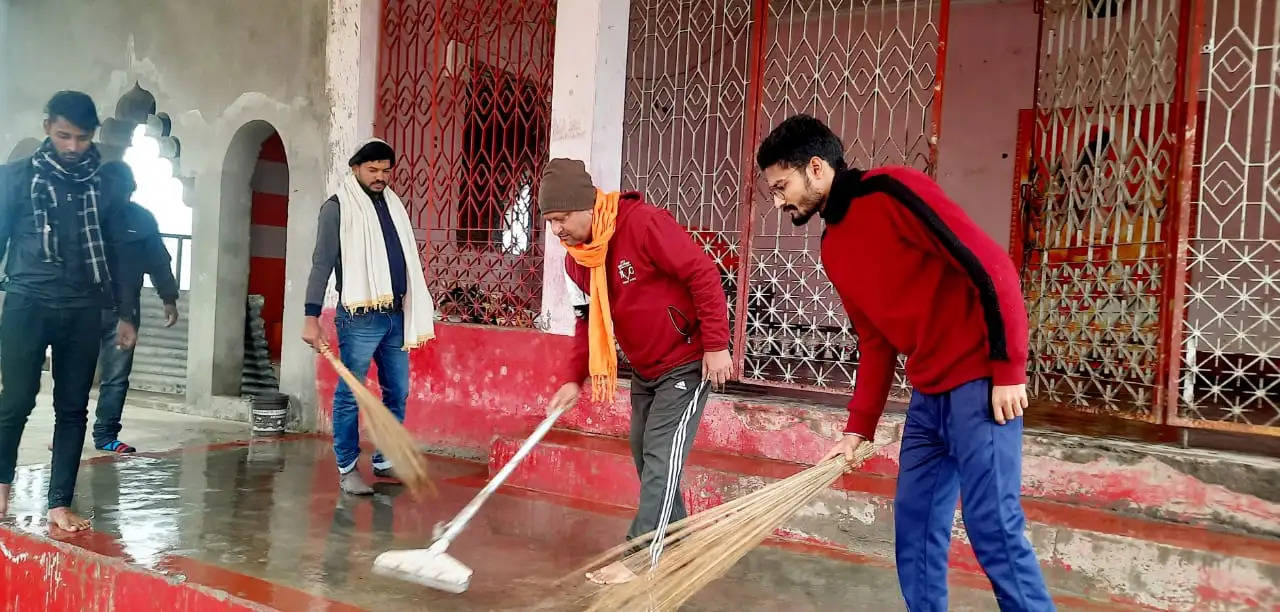 जनसंख्या समाधान फाउंडेशन ने किया मंदिरों की सफाई