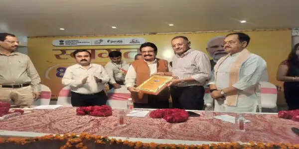 उत्कृष्ट जन औषधि केंद्र के लिए मुरादाबाद के हरीश भसीन लखनऊ में सम्मानित