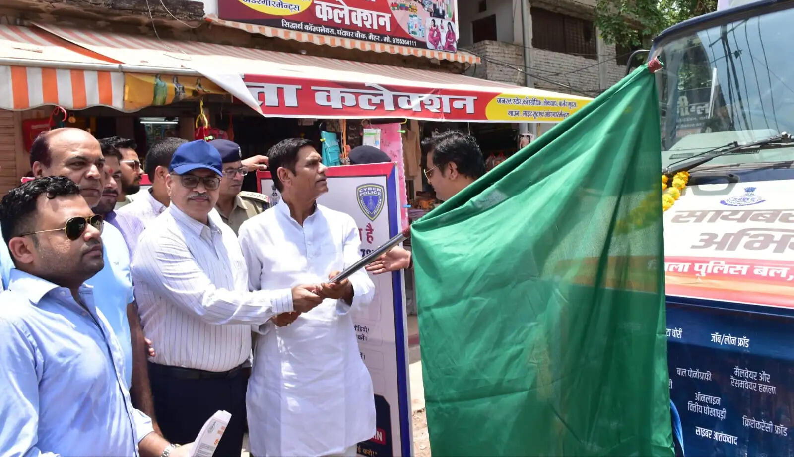 मैहरः विधायक एवं पुलिस अधीक्षक ने साइबर जन जागरूकता रथ को दिखाई हरी झंडी