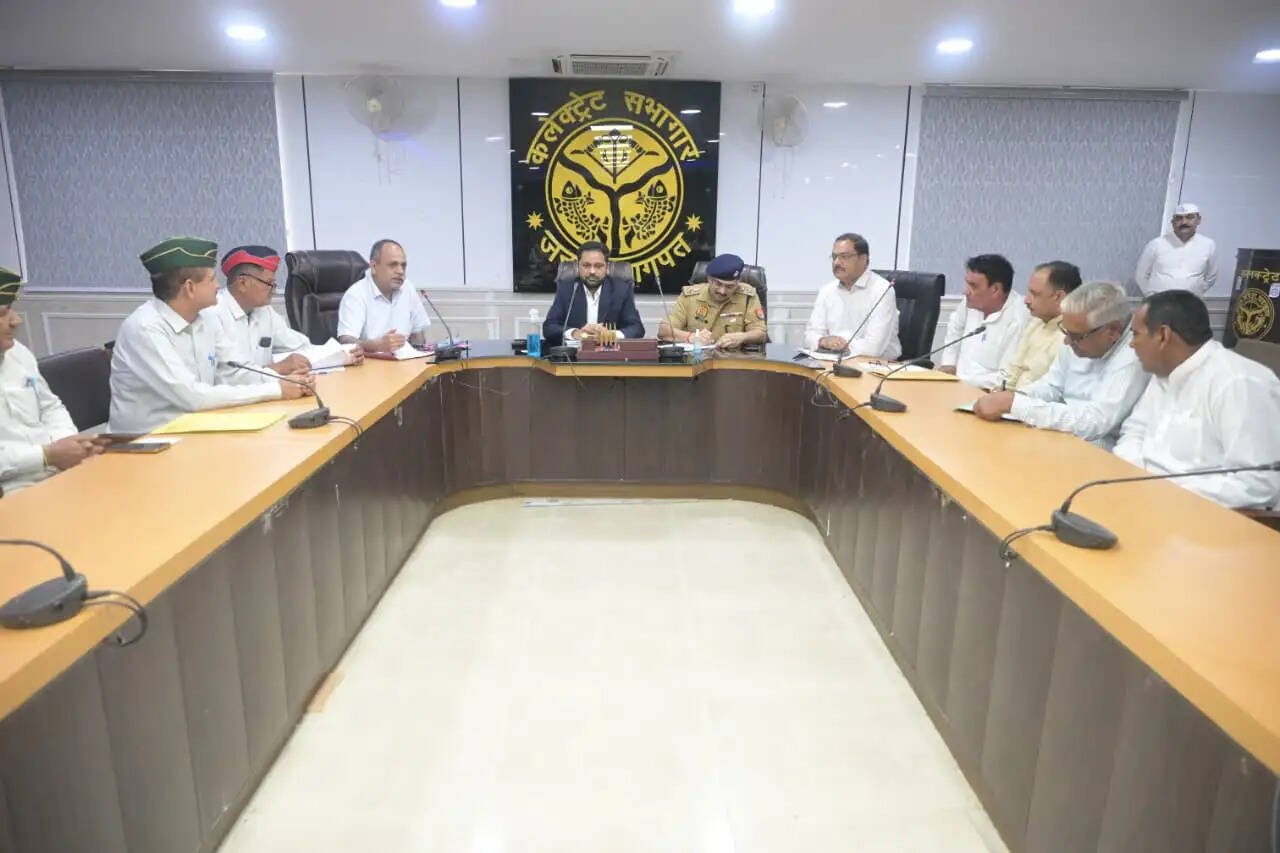 बागपत में पूर्व सैनिकों के साथ जिलाधिकारी ने की बैठक, पेंशन का मुद्दा उठा