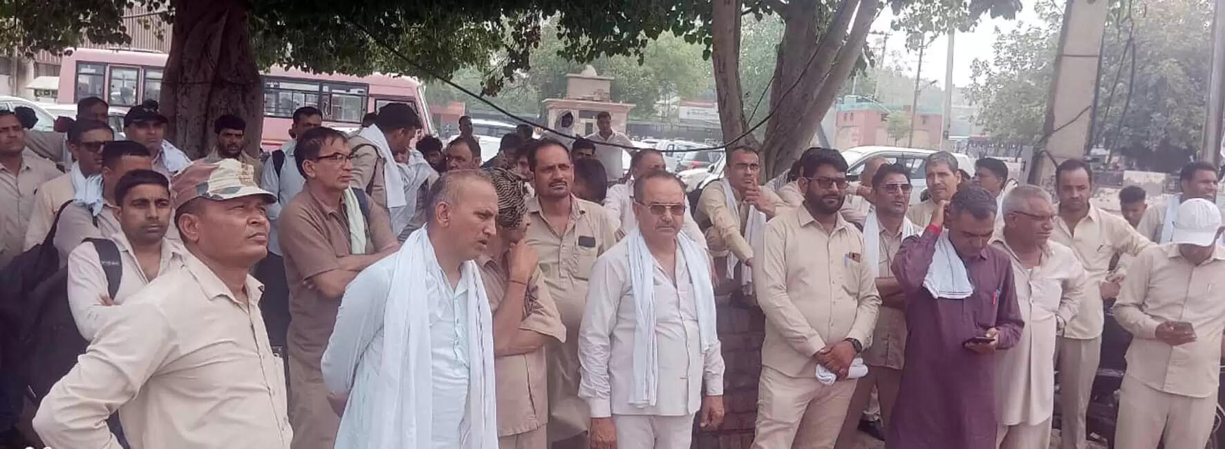 हिसार : परिचालक पर जानलेवा हमले के खिलाफ रोडवेज का चक्का जाम