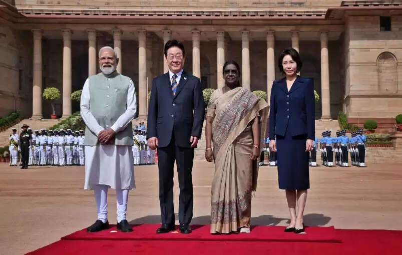 दक्षिण कोरिया के राष्ट्रपति ली का राष्ट्रपति भवन में स्वागत, राजघाट में महात्मा गांधी को दी श्रद्धांजलि