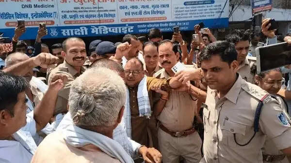 रीवा:&nbsp;कल्पना मिश्रा मामले में धरना स्थल पहुंचे विधायक अभय मिश्रा हिरासत में,&nbsp;सिरमौर चौराहे पर पुलिस-प्रशासन से हुई बहस
